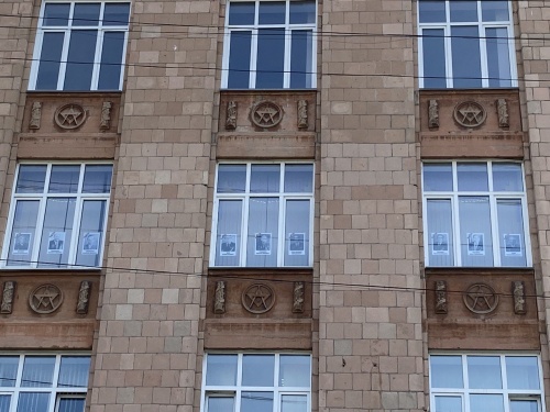 В окнах главного корпуса Института агроинженерии ЮУрГАУ разместили фотографии преподавателей вуза - участников Великой Отечественной войны