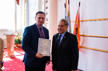 4награждение на ученом совете-2022 апрель.jpeg