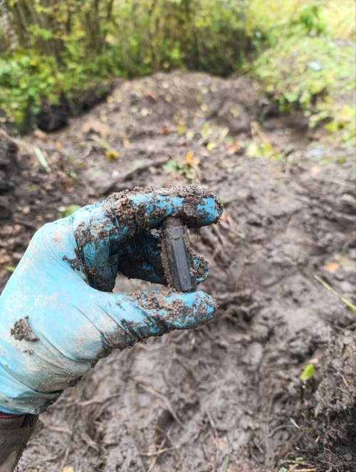  Комиссар поискового отряда ЮУрГАУ в экспедиции нашел медальон солдата 