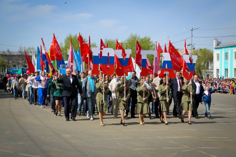 Студенты ЮУрГАУ пронесли портреты преподавателей в строе Бессмертного полка и возложили цветы к Вечному огню