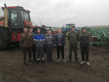 3студенты помогают аграриям-2022.jpeg