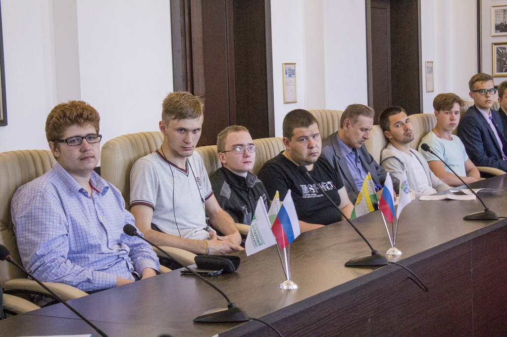 Студенты ЮУрГАУ встретились с Героем России1